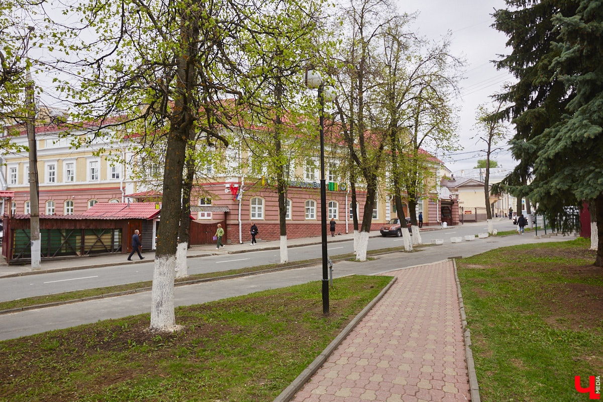 В начале Никитской улицы сразу бросается в глаза полукаменный дом № 2. В четном ряду своих собратьев он выделяется особой архитектурой, внушительным объемом, хорошо сохранившимися старинными воротами, наличниками и даже ставнями, что в исторической части Владимира сейчас большая редкость. А еще внимание привлекают две вывески на здании, знакомство с которыми вызывает множество вопросов.