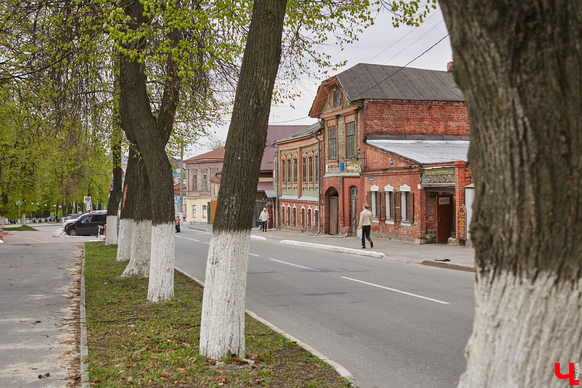 В начале Никитской улицы сразу бросается в глаза полукаменный дом № 2. В четном ряду своих собратьев он выделяется особой архитектурой, внушительным объемом, хорошо сохранившимися старинными воротами, наличниками и даже ставнями, что в исторической части Владимира сейчас большая редкость. А еще внимание привлекают две вывески на здании, знакомство с которыми вызывает множество вопросов.