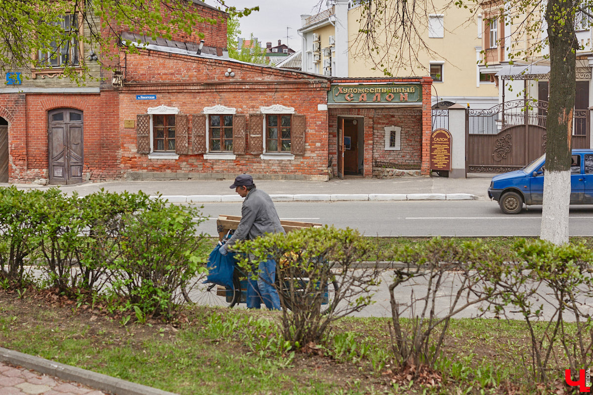 В начале Никитской улицы сразу бросается в глаза полукаменный дом № 2. В четном ряду своих собратьев он выделяется особой архитектурой, внушительным объемом, хорошо сохранившимися старинными воротами, наличниками и даже ставнями, что в исторической части Владимира сейчас большая редкость. А еще внимание привлекают две вывески на здании, знакомство с которыми вызывает множество вопросов.