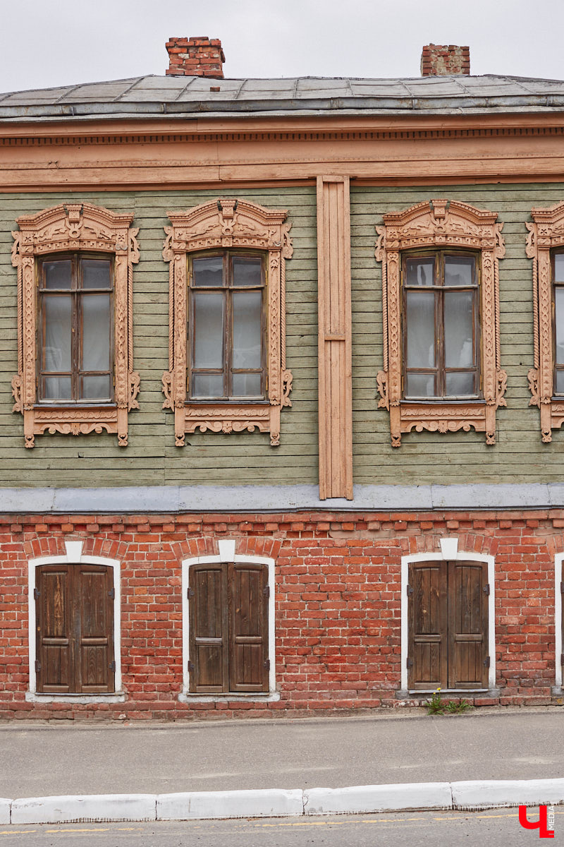 В начале Никитской улицы сразу бросается в глаза полукаменный дом № 2. В четном ряду своих собратьев он выделяется особой архитектурой, внушительным объемом, хорошо сохранившимися старинными воротами, наличниками и даже ставнями, что в исторической части Владимира сейчас большая редкость. А еще внимание привлекают две вывески на здании, знакомство с которыми вызывает множество вопросов.