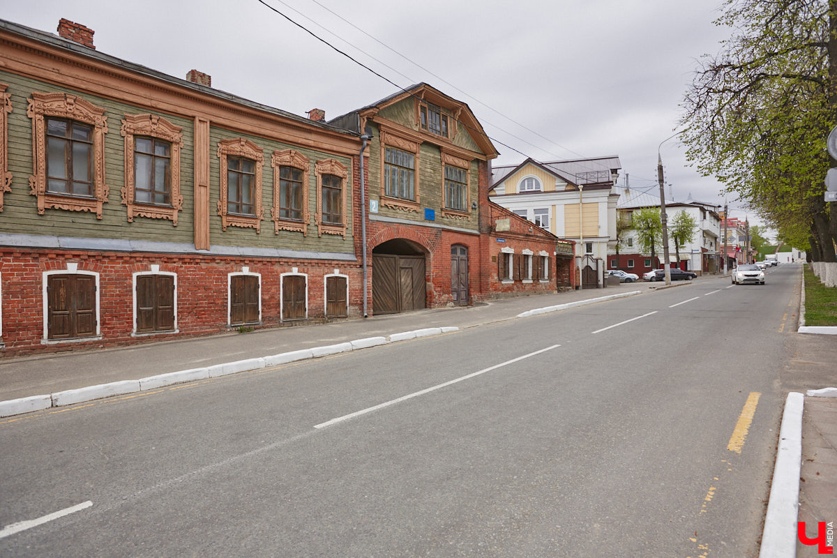 В начале Никитской улицы сразу бросается в глаза полукаменный дом № 2. В четном ряду своих собратьев он выделяется особой архитектурой, внушительным объемом, хорошо сохранившимися старинными воротами, наличниками и даже ставнями, что в исторической части Владимира сейчас большая редкость. А еще внимание привлекают две вывески на здании, знакомство с которыми вызывает множество вопросов.