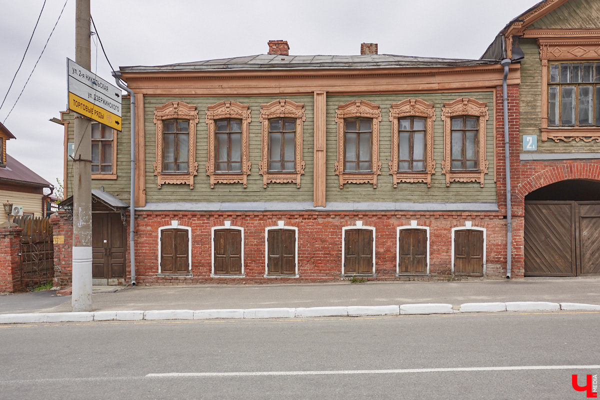 В начале Никитской улицы сразу бросается в глаза полукаменный дом № 2. В четном ряду своих собратьев он выделяется особой архитектурой, внушительным объемом, хорошо сохранившимися старинными воротами, наличниками и даже ставнями, что в исторической части Владимира сейчас большая редкость. А еще внимание привлекают две вывески на здании, знакомство с которыми вызывает множество вопросов.