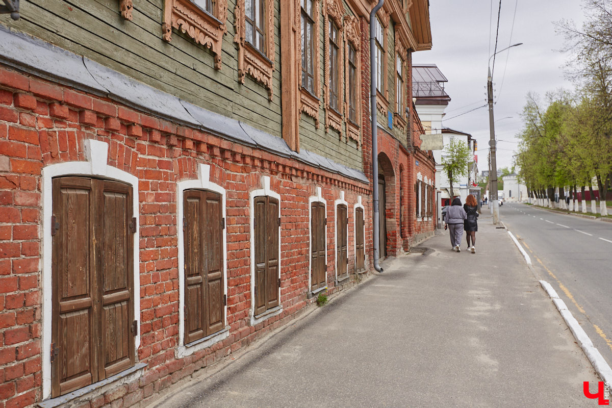 В начале Никитской улицы сразу бросается в глаза полукаменный дом № 2. В четном ряду своих собратьев он выделяется особой архитектурой, внушительным объемом, хорошо сохранившимися старинными воротами, наличниками и даже ставнями, что в исторической части Владимира сейчас большая редкость. А еще внимание привлекают две вывески на здании, знакомство с которыми вызывает множество вопросов.