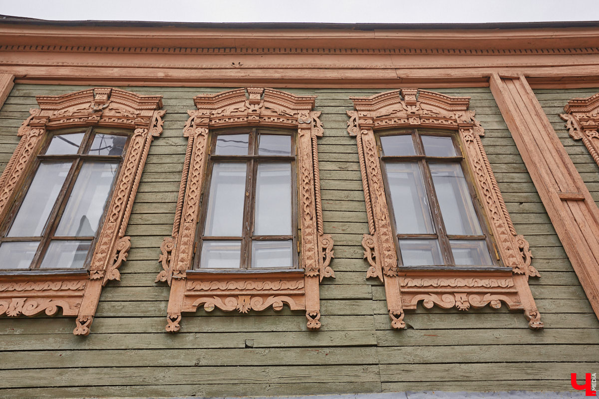 В начале Никитской улицы сразу бросается в глаза полукаменный дом № 2. В четном ряду своих собратьев он выделяется особой архитектурой, внушительным объемом, хорошо сохранившимися старинными воротами, наличниками и даже ставнями, что в исторической части Владимира сейчас большая редкость. А еще внимание привлекают две вывески на здании, знакомство с которыми вызывает множество вопросов.