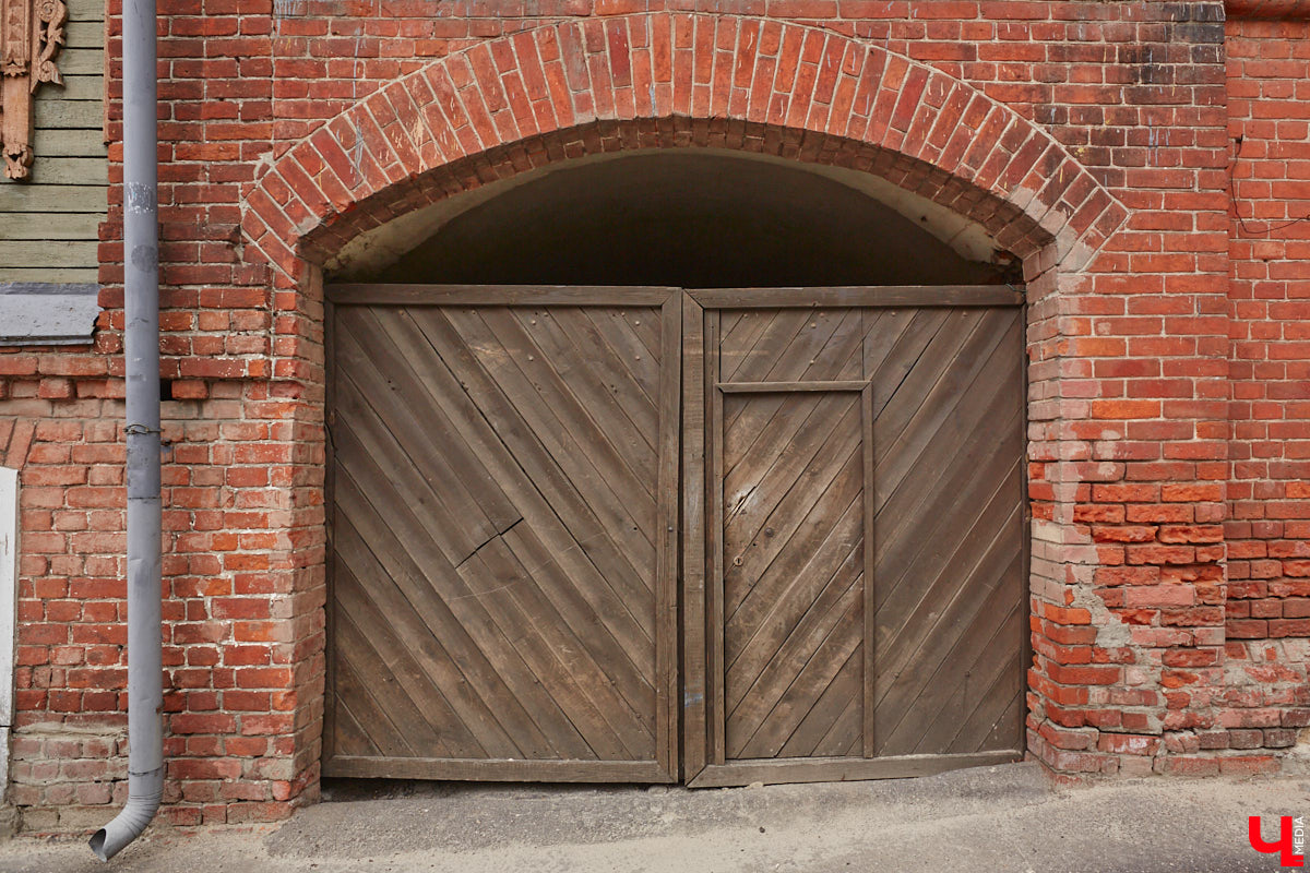 В начале Никитской улицы сразу бросается в глаза полукаменный дом № 2. В четном ряду своих собратьев он выделяется особой архитектурой, внушительным объемом, хорошо сохранившимися старинными воротами, наличниками и даже ставнями, что в исторической части Владимира сейчас большая редкость. А еще внимание привлекают две вывески на здании, знакомство с которыми вызывает множество вопросов.