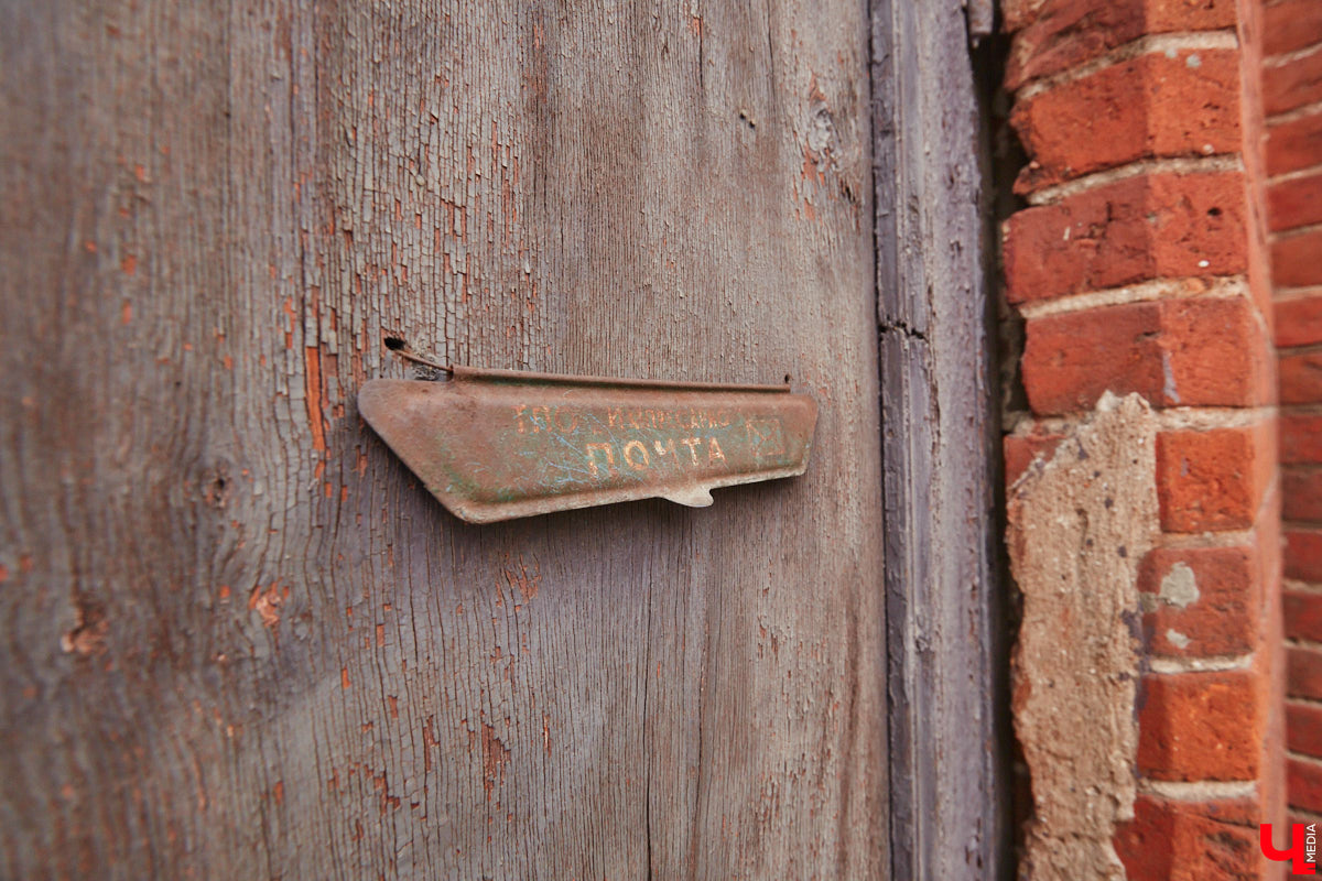 В начале Никитской улицы сразу бросается в глаза полукаменный дом № 2. В четном ряду своих собратьев он выделяется особой архитектурой, внушительным объемом, хорошо сохранившимися старинными воротами, наличниками и даже ставнями, что в исторической части Владимира сейчас большая редкость. А еще внимание привлекают две вывески на здании, знакомство с которыми вызывает множество вопросов.