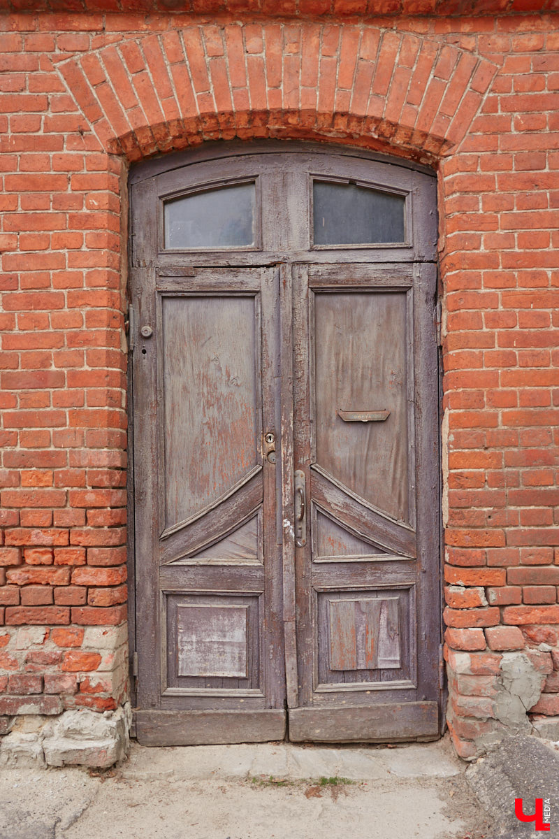 В начале Никитской улицы сразу бросается в глаза полукаменный дом № 2. В четном ряду своих собратьев он выделяется особой архитектурой, внушительным объемом, хорошо сохранившимися старинными воротами, наличниками и даже ставнями, что в исторической части Владимира сейчас большая редкость. А еще внимание привлекают две вывески на здании, знакомство с которыми вызывает множество вопросов.