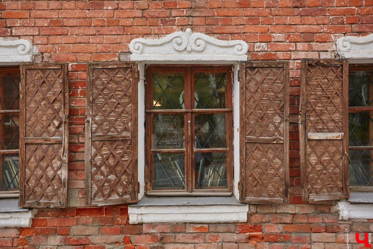 В начале Никитской улицы сразу бросается в глаза полукаменный дом № 2. В четном ряду своих собратьев он выделяется особой архитектурой, внушительным объемом, хорошо сохранившимися старинными воротами, наличниками и даже ставнями, что в исторической части Владимира сейчас большая редкость. А еще внимание привлекают две вывески на здании, знакомство с которыми вызывает множество вопросов.