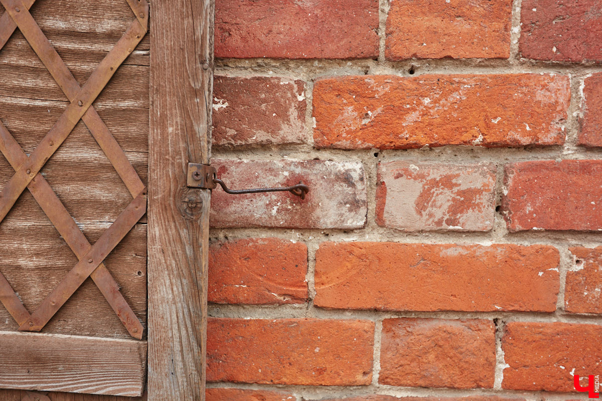 В начале Никитской улицы сразу бросается в глаза полукаменный дом № 2. В четном ряду своих собратьев он выделяется особой архитектурой, внушительным объемом, хорошо сохранившимися старинными воротами, наличниками и даже ставнями, что в исторической части Владимира сейчас большая редкость. А еще внимание привлекают две вывески на здании, знакомство с которыми вызывает множество вопросов.