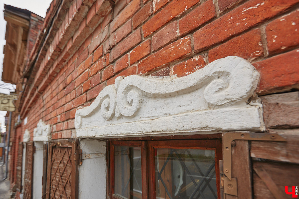 В начале Никитской улицы сразу бросается в глаза полукаменный дом № 2. В четном ряду своих собратьев он выделяется особой архитектурой, внушительным объемом, хорошо сохранившимися старинными воротами, наличниками и даже ставнями, что в исторической части Владимира сейчас большая редкость. А еще внимание привлекают две вывески на здании, знакомство с которыми вызывает множество вопросов.