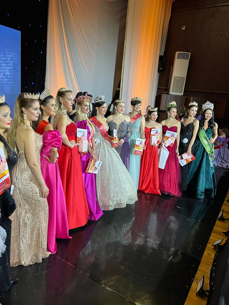 Яна Бирюкова стала обладательницей звучного титула «Миссис Grand fashion queen — 2023» на всероссийском конкурсе в Сочи, путевку на который девушка получила после победы в областном конкурсе «Владимирская земля». Как это было — читайте в нашей статье!