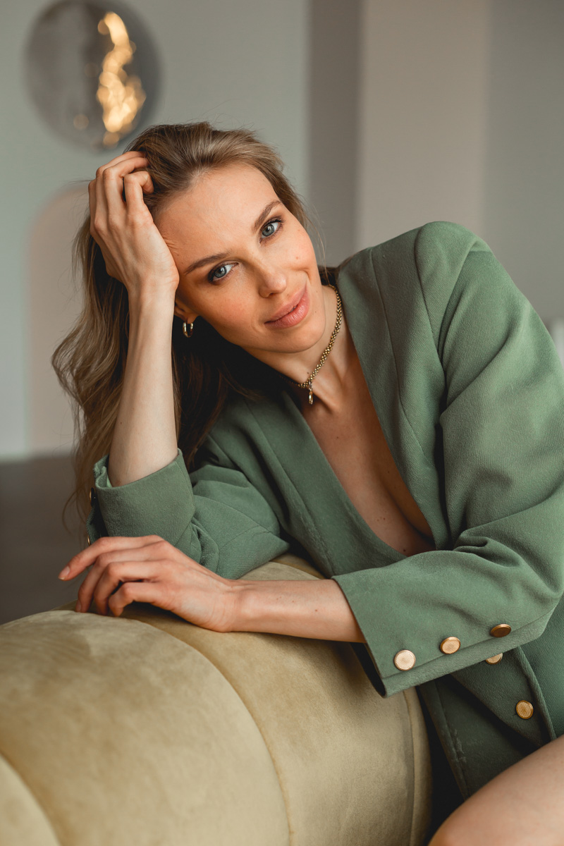 На телеканале ТНТ выходит новый, восьмой сезон известного многим сериала «СашаТаня», в котором приняла участие и актриса из нашего города, известная под псевдонимом АннаНебо. Как проходили съемки, какую роль она сыграла и с кем из звезд ей удалось подружиться, «Ключ-Медиа» узнал из первых уст.