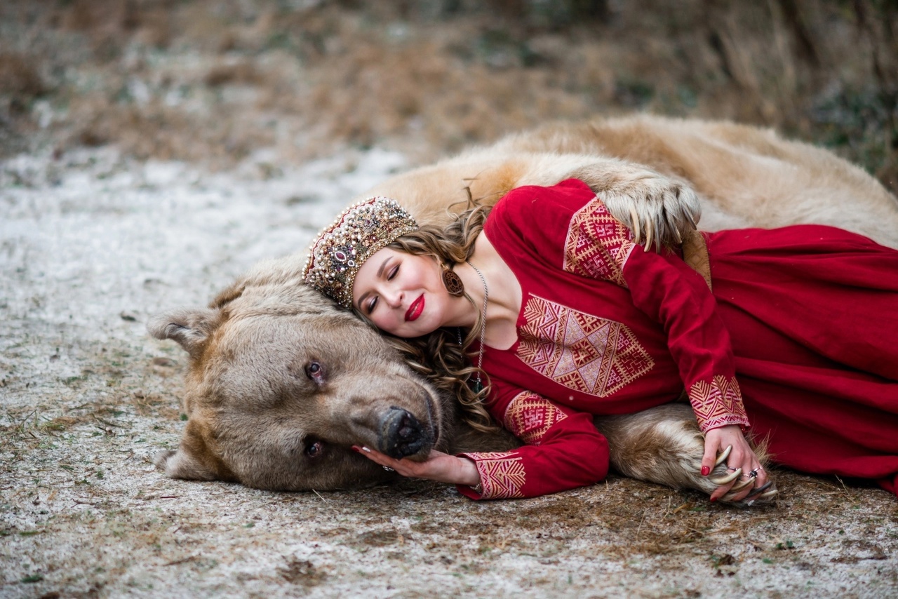 Продвижение русских красот, традиций и аутентичных образов — важная миссия. Взяла ее на себя блогер Юлия Белова. Девушка с широкой душой переехала из Москвы в Суздаль, чтобы ощутить энергетику самобытных мест и рассказать о них в своих постах как русским, так и иностранцам.
