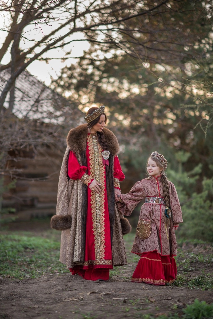 Продвижение русских красот, традиций и аутентичных образов — важная миссия. Взяла ее на себя блогер Юлия Белова. Девушка с широкой душой переехала из Москвы в Суздаль, чтобы ощутить энергетику самобытных мест и рассказать о них в своих постах как русским, так и иностранцам.