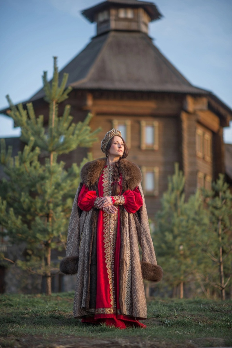 Продвижение русских красот, традиций и аутентичных образов — важная миссия. Взяла ее на себя блогер Юлия Белова. Девушка с широкой душой переехала из Москвы в Суздаль, чтобы ощутить энергетику самобытных мест и рассказать о них в своих постах как русским, так и иностранцам.