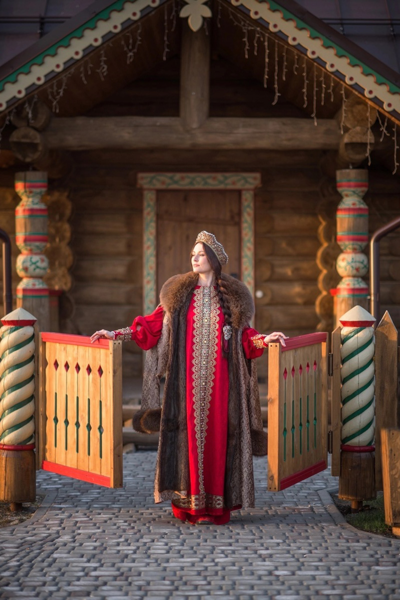 Продвижение русских красот, традиций и аутентичных образов — важная миссия. Взяла ее на себя блогер Юлия Белова. Девушка с широкой душой переехала из Москвы в Суздаль, чтобы ощутить энергетику самобытных мест и рассказать о них в своих постах как русским, так и иностранцам.