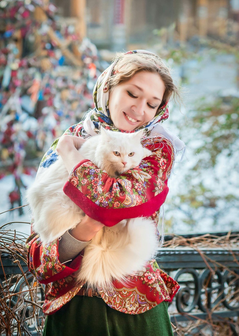 Продвижение русских красот, традиций и аутентичных образов — важная миссия. Взяла ее на себя блогер Юлия Белова. Девушка с широкой душой переехала из Москвы в Суздаль, чтобы ощутить энергетику самобытных мест и рассказать о них в своих постах как русским, так и иностранцам.