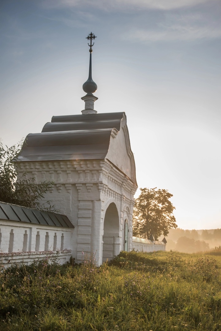 Продвижение русских красот, традиций и аутентичных образов — важная миссия. Взяла ее на себя блогер Юлия Белова. Девушка с широкой душой переехала из Москвы в Суздаль, чтобы ощутить энергетику самобытных мест и рассказать о них в своих постах как русским, так и иностранцам.