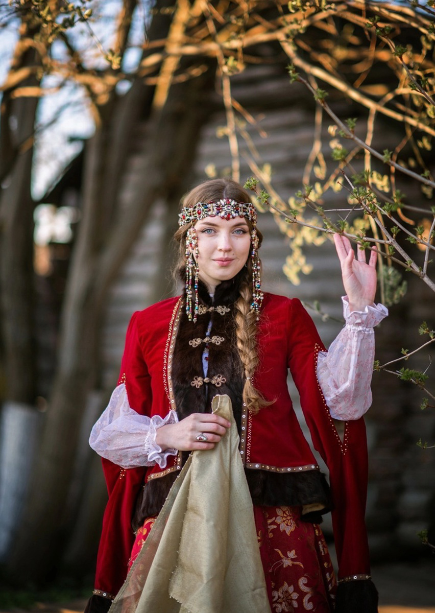 Продвижение русских красот, традиций и аутентичных образов — важная миссия. Взяла ее на себя блогер Юлия Белова. Девушка с широкой душой переехала из Москвы в Суздаль, чтобы ощутить энергетику самобытных мест и рассказать о них в своих постах как русским, так и иностранцам.