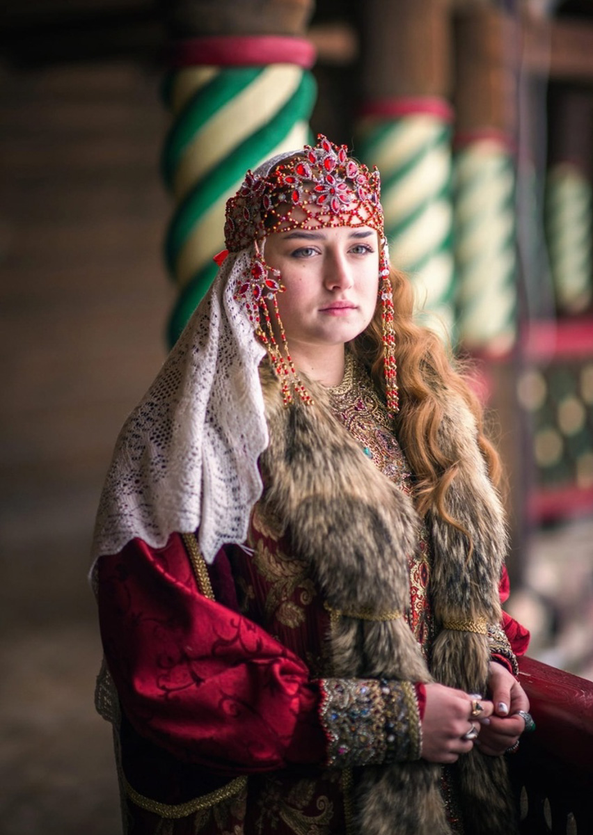 Продвижение русских красот, традиций и аутентичных образов — важная миссия. Взяла ее на себя блогер Юлия Белова. Девушка с широкой душой переехала из Москвы в Суздаль, чтобы ощутить энергетику самобытных мест и рассказать о них в своих постах как русским, так и иностранцам.