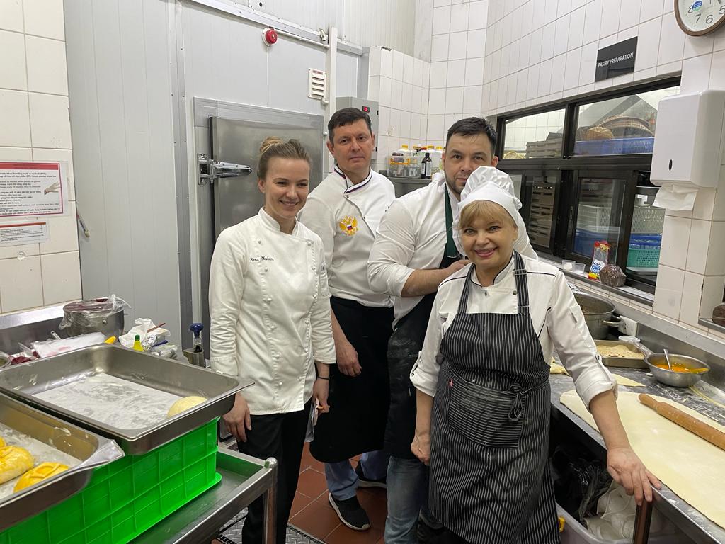 Владимирские повара приготовили ужин для большой делегации из Вьетнама. В меню были только традиционные русские блюда. Чем удивляли иностранцев, шефы рассказали и показали «Ключ-Медиа».