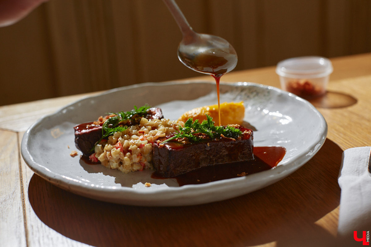 Владимирские повара приготовили ужин для большой делегации из Вьетнама. В меню были только традиционные русские блюда. Чем удивляли иностранцев, шефы рассказали и показали «Ключ-Медиа».