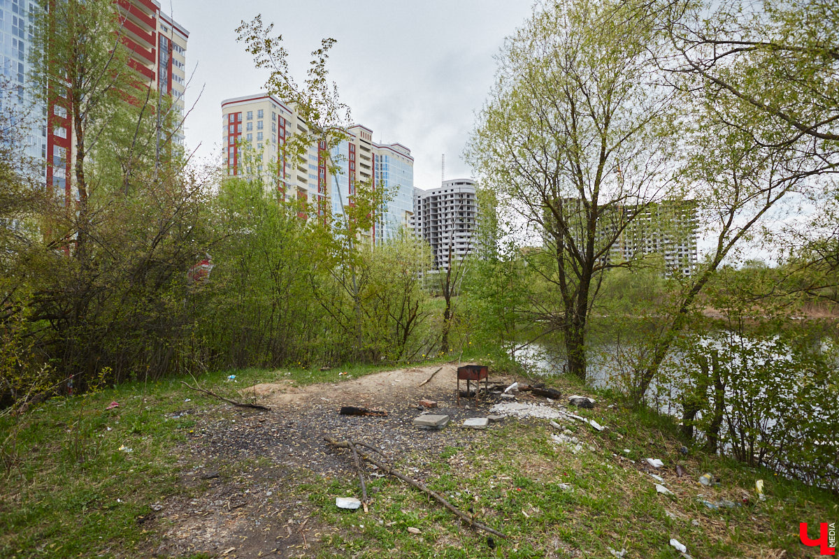 Только по официальным данным во Владимире больше сотни прудов, при этом благоустроены всего несколько из них. На остальных в лучшем случае не очень грязно. «Ключ-Медиа» проинспектировал самые популярные водоемы областного центра и спросил у местных жителей и экспертов, чего им не хватает, чтобы стать новой визитной карточкой города.