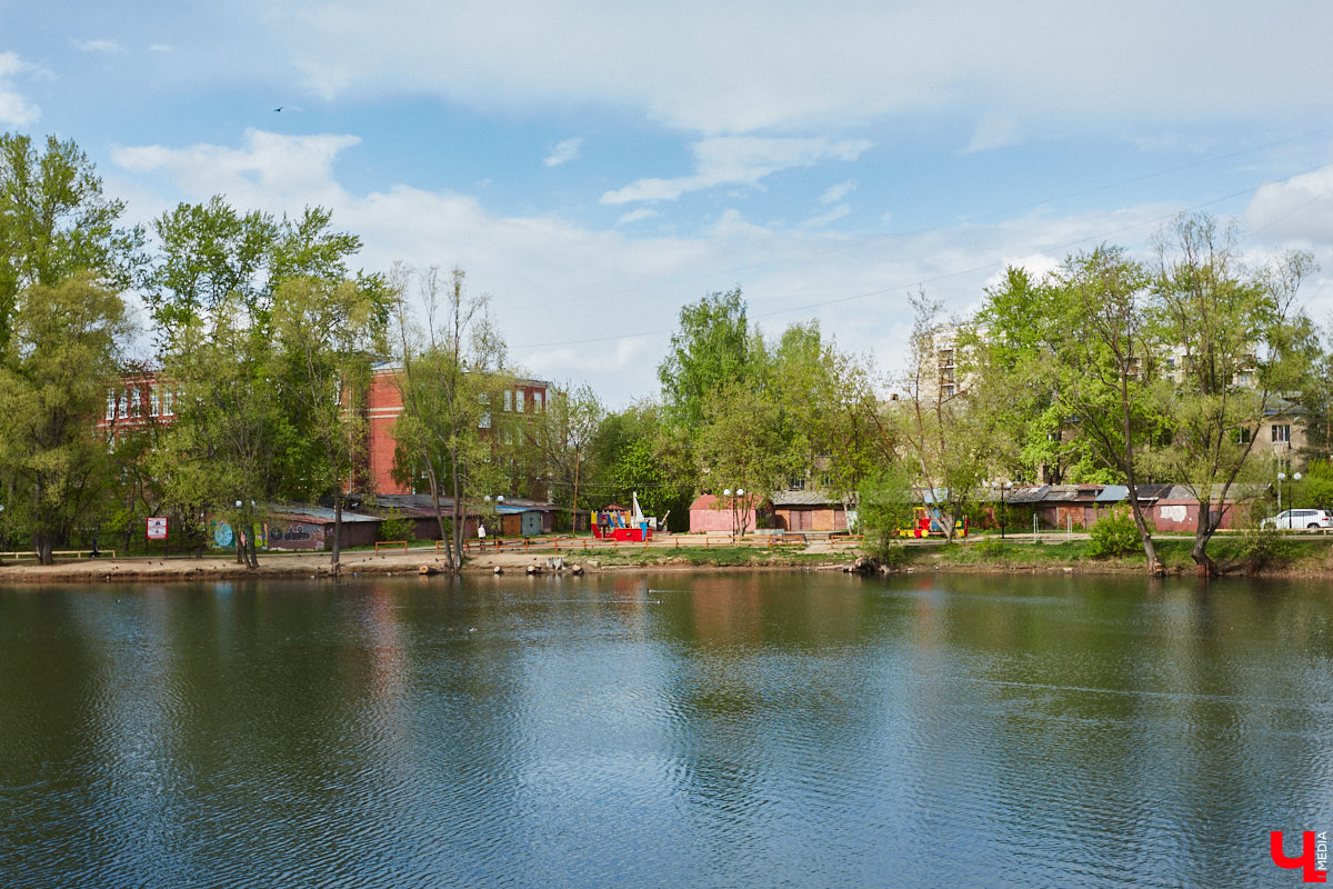 Только по официальным данным во Владимире больше сотни прудов, при этом благоустроены всего несколько из них. На остальных в лучшем случае не очень грязно. «Ключ-Медиа» проинспектировал самые популярные водоемы областного центра и спросил у местных жителей и экспертов, чего им не хватает, чтобы стать новой визитной карточкой города.