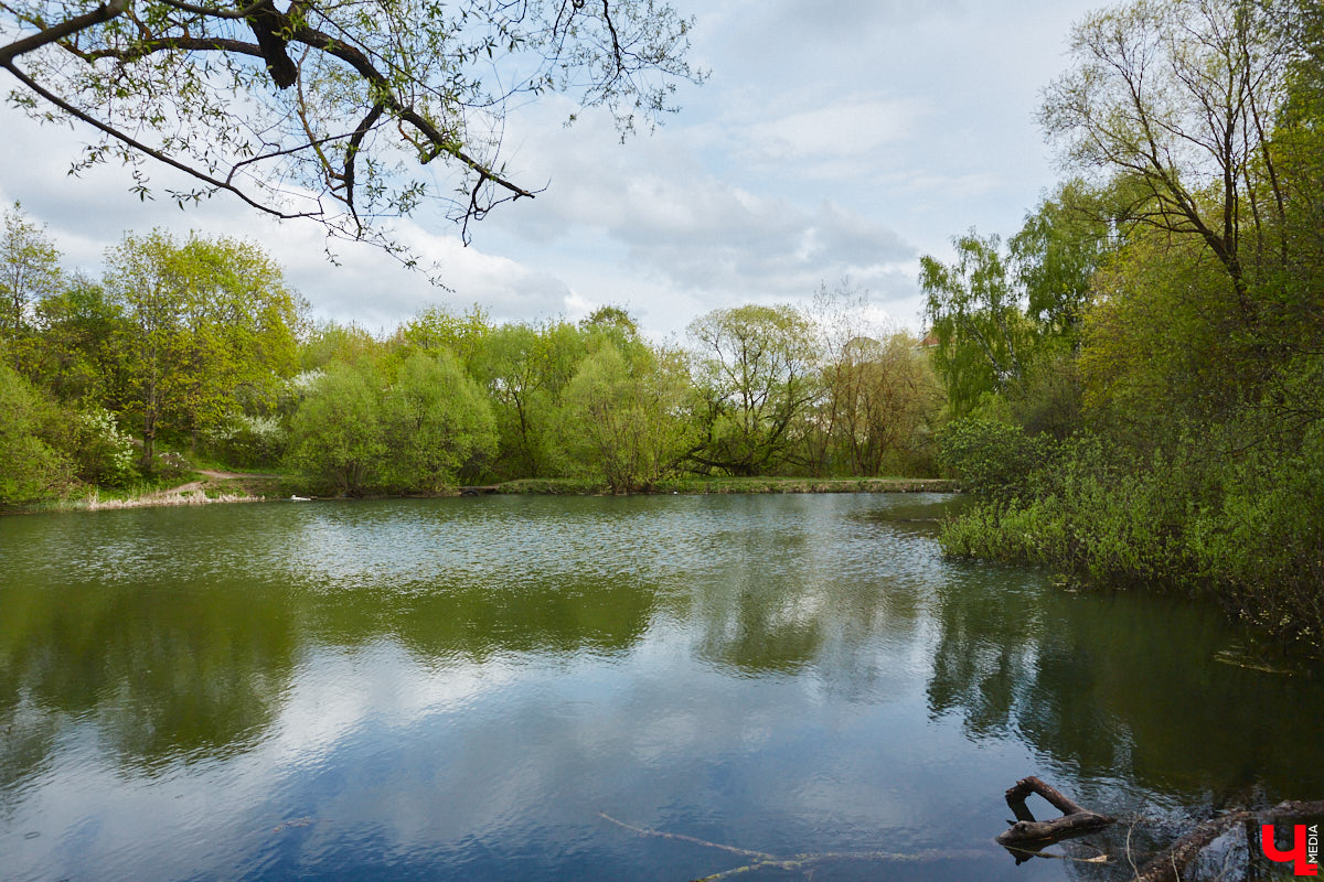 Только по официальным данным во Владимире больше сотни прудов, при этом благоустроены всего несколько из них. На остальных в лучшем случае не очень грязно. «Ключ-Медиа» проинспектировал самые популярные водоемы областного центра и спросил у местных жителей и экспертов, чего им не хватает, чтобы стать новой визитной карточкой города.
