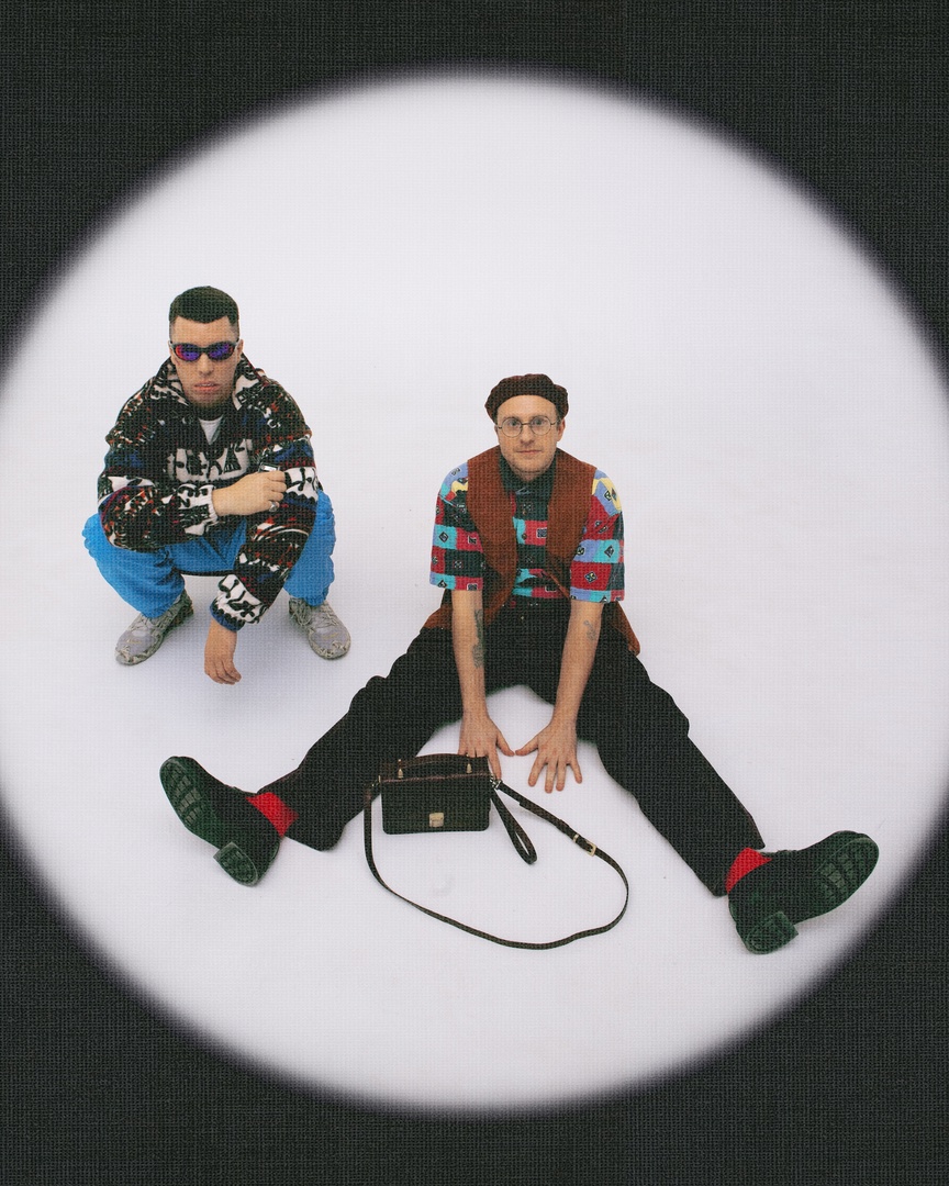 Утонули в потоке однообразной музыки? Тогда время включить новый альбом шоу-проекта «ШкольниК и Бау». Ребята из Кольчугино любят эксперименты в творчестве, поэтому каждая их композиция — попытка перевернуть этот мир с ног на голову. Включайте жгучую смесь «Тату», The Prodigy и хип-хопа в сборнике «Элло Part I».