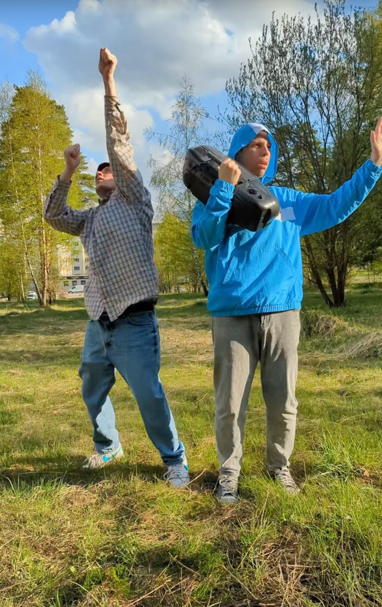 Утонули в потоке однообразной музыки? Тогда время включить новый альбом шоу-проекта «ШкольниК и Бау». Ребята из Кольчугино любят эксперименты в творчестве, поэтому каждая их композиция — попытка перевернуть этот мир с ног на голову. Включайте жгучую смесь «Тату», The Prodigy и хип-хопа в сборнике «Элло Part I».