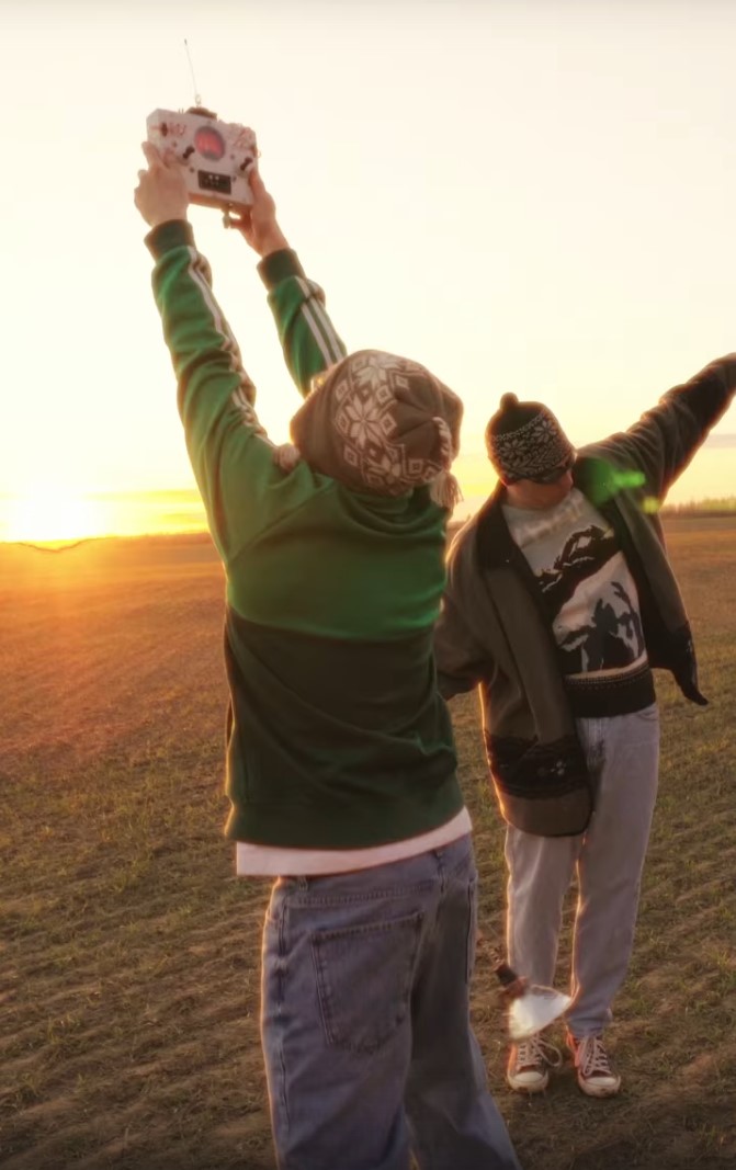 Утонули в потоке однообразной музыки? Тогда время включить новый альбом шоу-проекта «ШкольниК и Бау». Ребята из Кольчугино любят эксперименты в творчестве, поэтому каждая их композиция — попытка перевернуть этот мир с ног на голову. Включайте жгучую смесь «Тату», The Prodigy и хип-хопа в сборнике «Элло Part I».