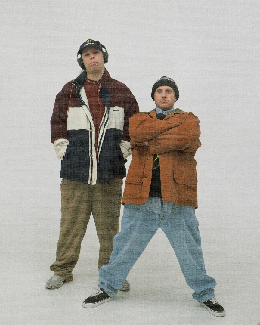 Утонули в потоке однообразной музыки? Тогда время включить новый альбом шоу-проекта «ШкольниК и Бау». Ребята из Кольчугино любят эксперименты в творчестве, поэтому каждая их композиция — попытка перевернуть этот мир с ног на голову. Включайте жгучую смесь «Тату», The Prodigy и хип-хопа в сборнике «Элло Part I».