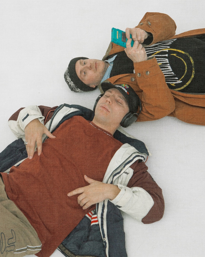 Утонули в потоке однообразной музыки? Тогда время включить новый альбом шоу-проекта «ШкольниК и Бау». Ребята из Кольчугино любят эксперименты в творчестве, поэтому каждая их композиция — попытка перевернуть этот мир с ног на голову. Включайте жгучую смесь «Тату», The Prodigy и хип-хопа в сборнике «Элло Part I».