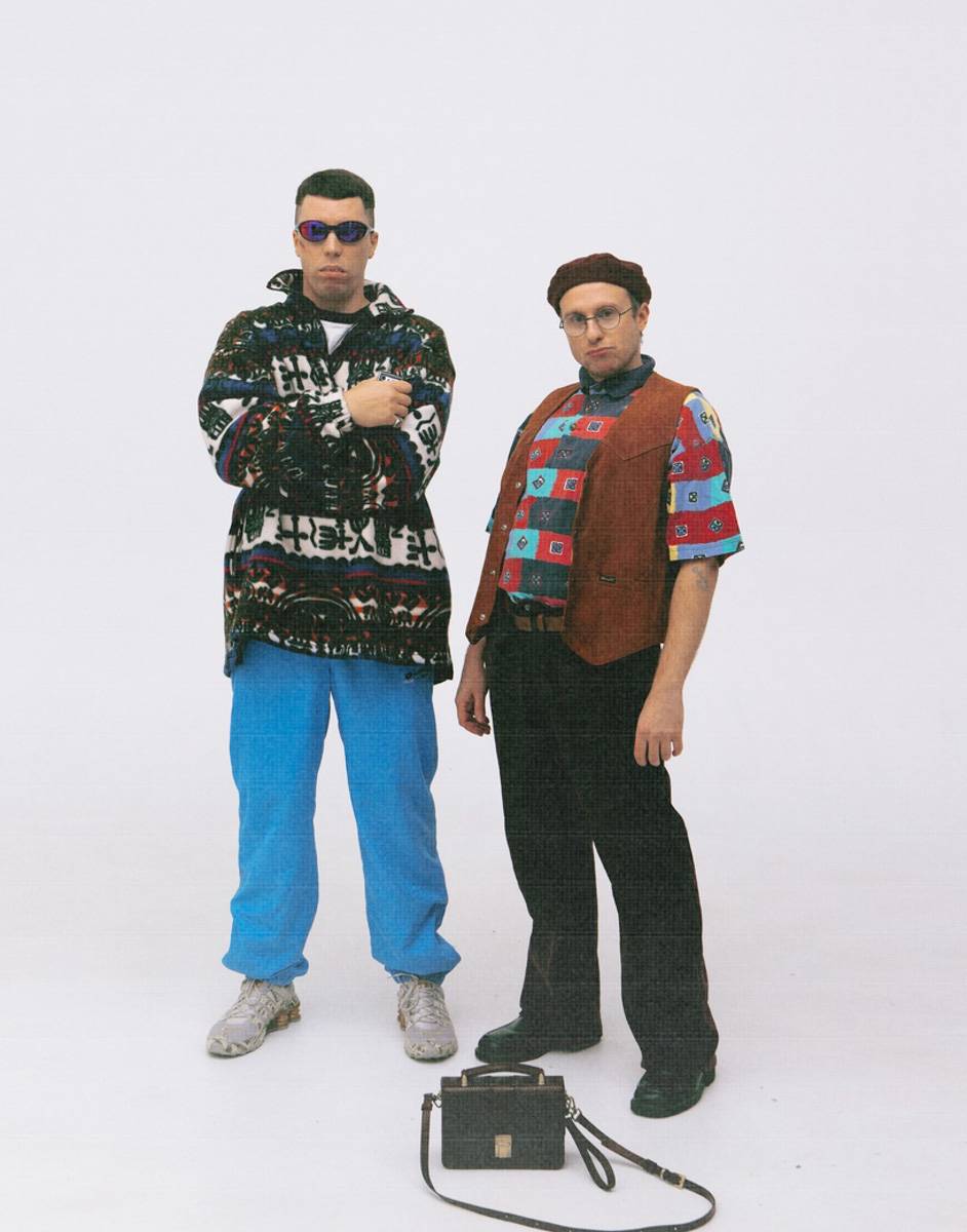 Утонули в потоке однообразной музыки? Тогда время включить новый альбом шоу-проекта «ШкольниК и Бау». Ребята из Кольчугино любят эксперименты в творчестве, поэтому каждая их композиция — попытка перевернуть этот мир с ног на голову. Включайте жгучую смесь «Тату», The Prodigy и хип-хопа в сборнике «Элло Part I».