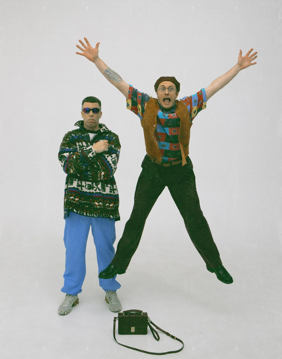 Утонули в потоке однообразной музыки? Тогда время включить новый альбом шоу-проекта «ШкольниК и Бау». Ребята из Кольчугино любят эксперименты в творчестве, поэтому каждая их композиция — попытка перевернуть этот мир с ног на голову. Включайте жгучую смесь «Тату», The Prodigy и хип-хопа в сборнике «Элло Part I».