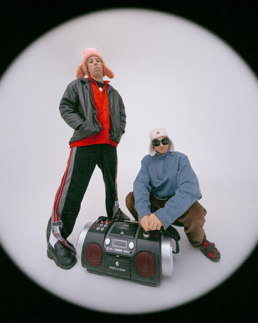 Утонули в потоке однообразной музыки? Тогда время включить новый альбом шоу-проекта «ШкольниК и Бау». Ребята из Кольчугино любят эксперименты в творчестве, поэтому каждая их композиция — попытка перевернуть этот мир с ног на голову. Включайте жгучую смесь «Тату», The Prodigy и хип-хопа в сборнике «Элло Part I».