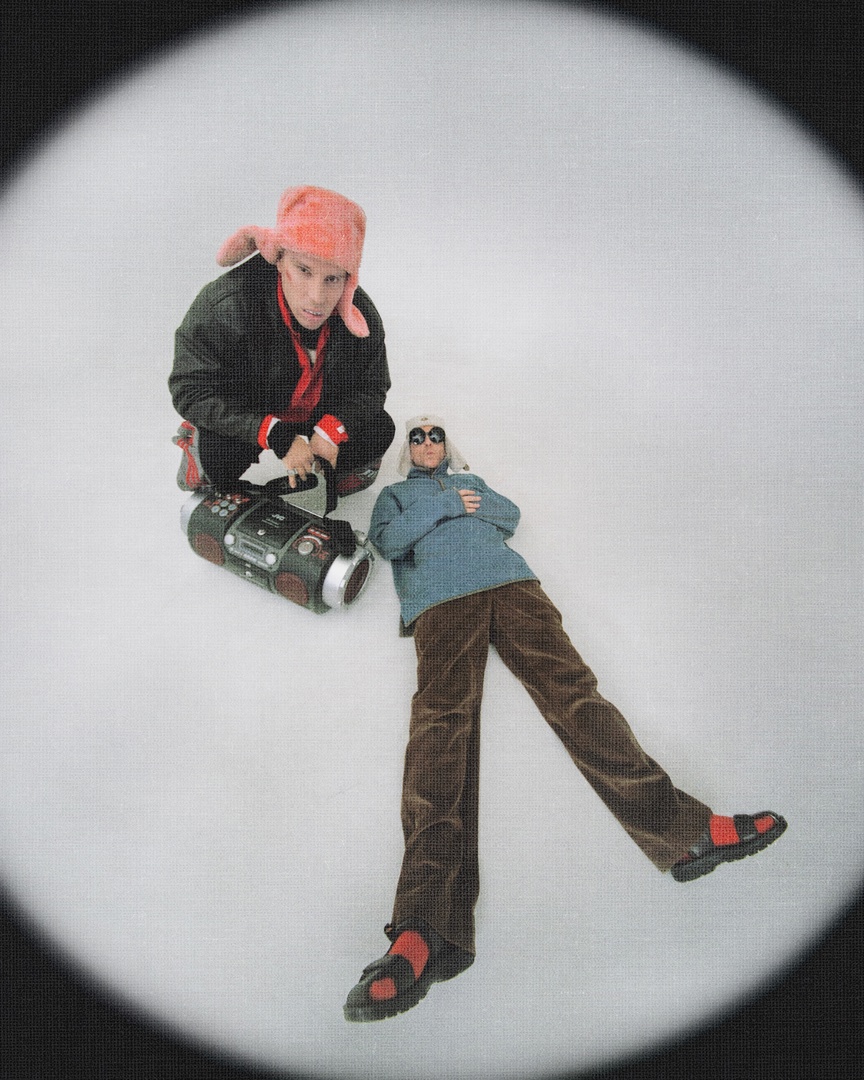 Утонули в потоке однообразной музыки? Тогда время включить новый альбом шоу-проекта «ШкольниК и Бау». Ребята из Кольчугино любят эксперименты в творчестве, поэтому каждая их композиция — попытка перевернуть этот мир с ног на голову. Включайте жгучую смесь «Тату», The Prodigy и хип-хопа в сборнике «Элло Part I».