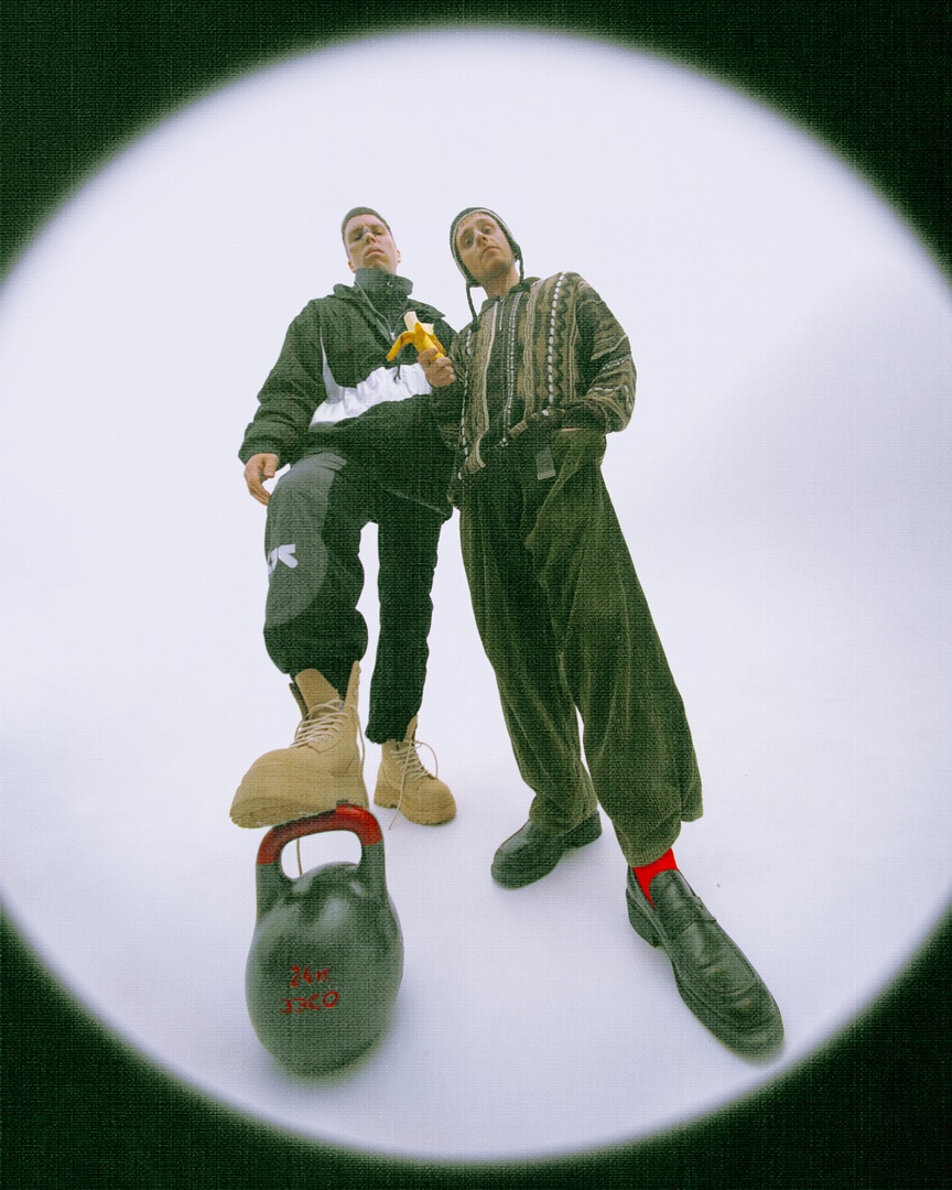 Утонули в потоке однообразной музыки? Тогда время включить новый альбом шоу-проекта «ШкольниК и Бау». Ребята из Кольчугино любят эксперименты в творчестве, поэтому каждая их композиция — попытка перевернуть этот мир с ног на голову. Включайте жгучую смесь «Тату», The Prodigy и хип-хопа в сборнике «Элло Part I».