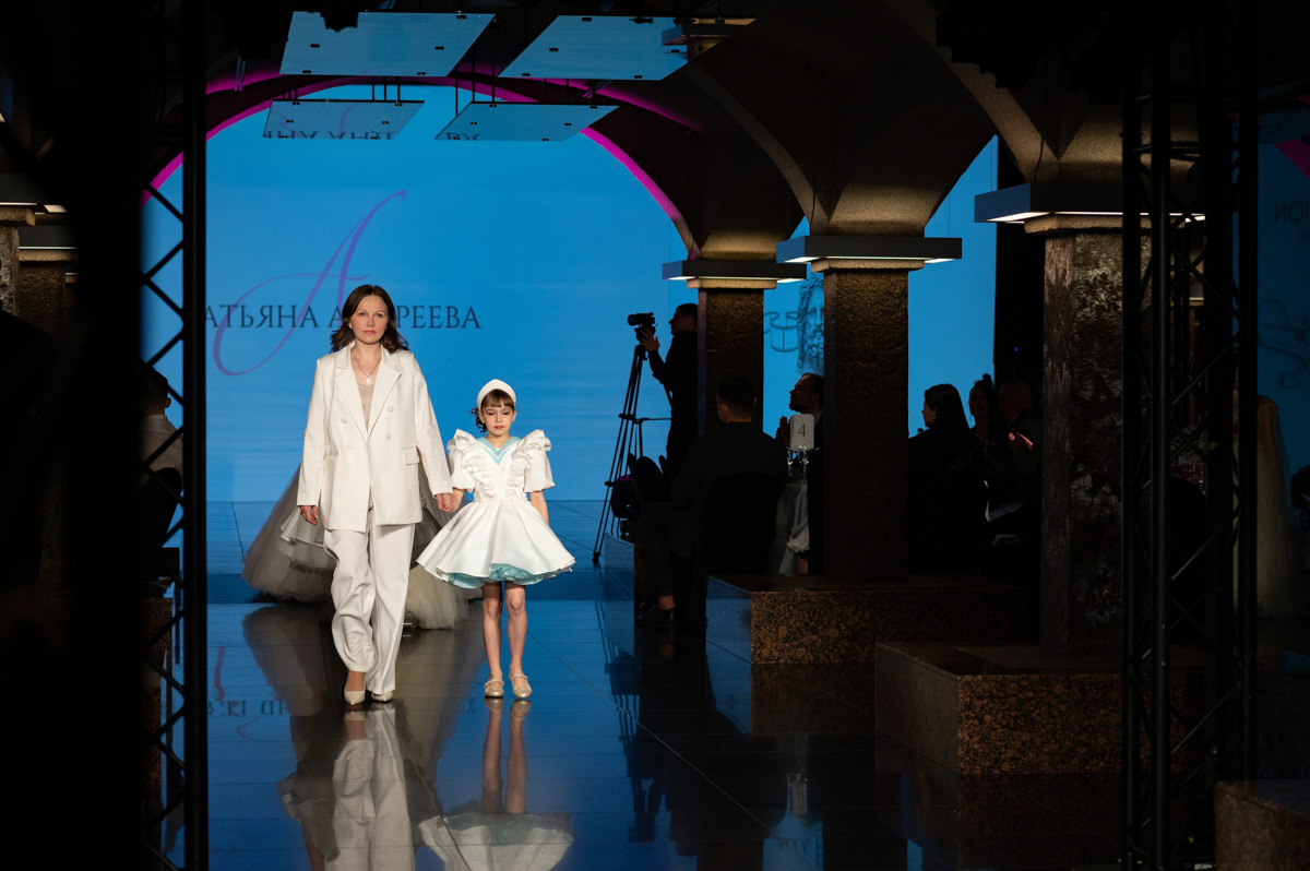Начинающий дизайнер Татьяна Андреева из Красной Горбатки заняла первое место в номинации «Лучший детский кутюрье» на конкурсе высокой моды «Кутюр по-русски». Она создала пять уникальных образов, посвященных последней царской семье.