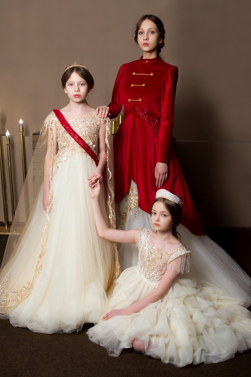 Начинающий дизайнер Татьяна Андреева из Красной Горбатки заняла первое место в номинации «Лучший детский кутюрье» на конкурсе высокой моды «Кутюр по-русски». Она создала пять уникальных образов, посвященных последней царской семье.