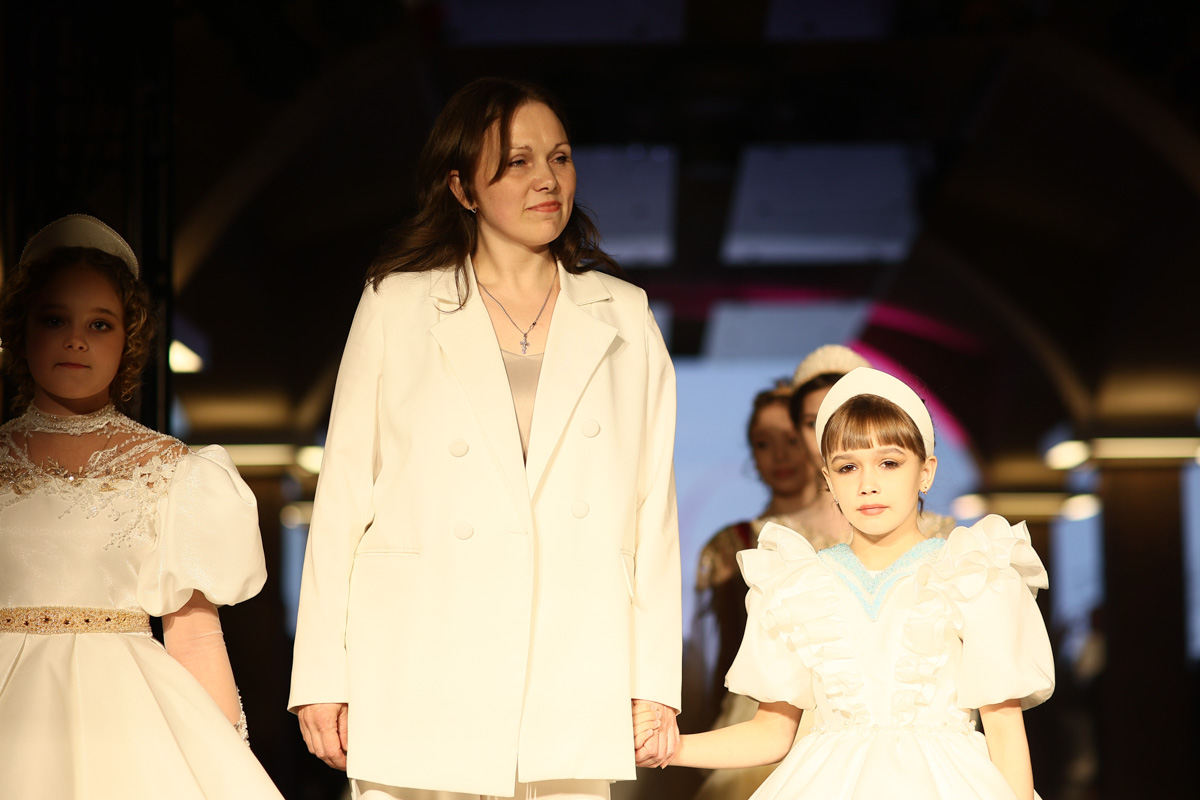 Начинающий дизайнер Татьяна Андреева из Красной Горбатки заняла первое место в номинации «Лучший детский кутюрье» на конкурсе высокой моды «Кутюр по-русски». Она создала пять уникальных образов, посвященных последней царской семье.