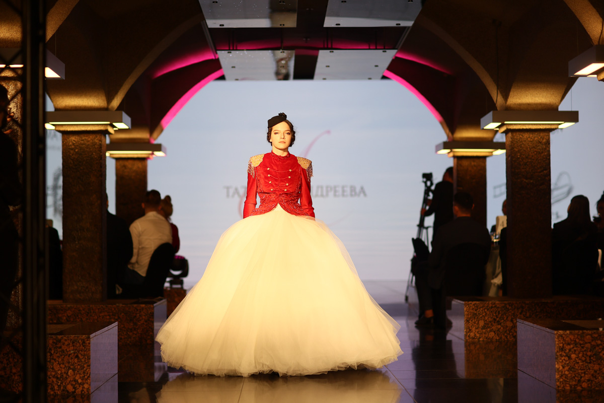 Начинающий дизайнер Татьяна Андреева из Красной Горбатки заняла первое место в номинации «Лучший детский кутюрье» на конкурсе высокой моды «Кутюр по-русски». Она создала пять уникальных образов, посвященных последней царской семье.