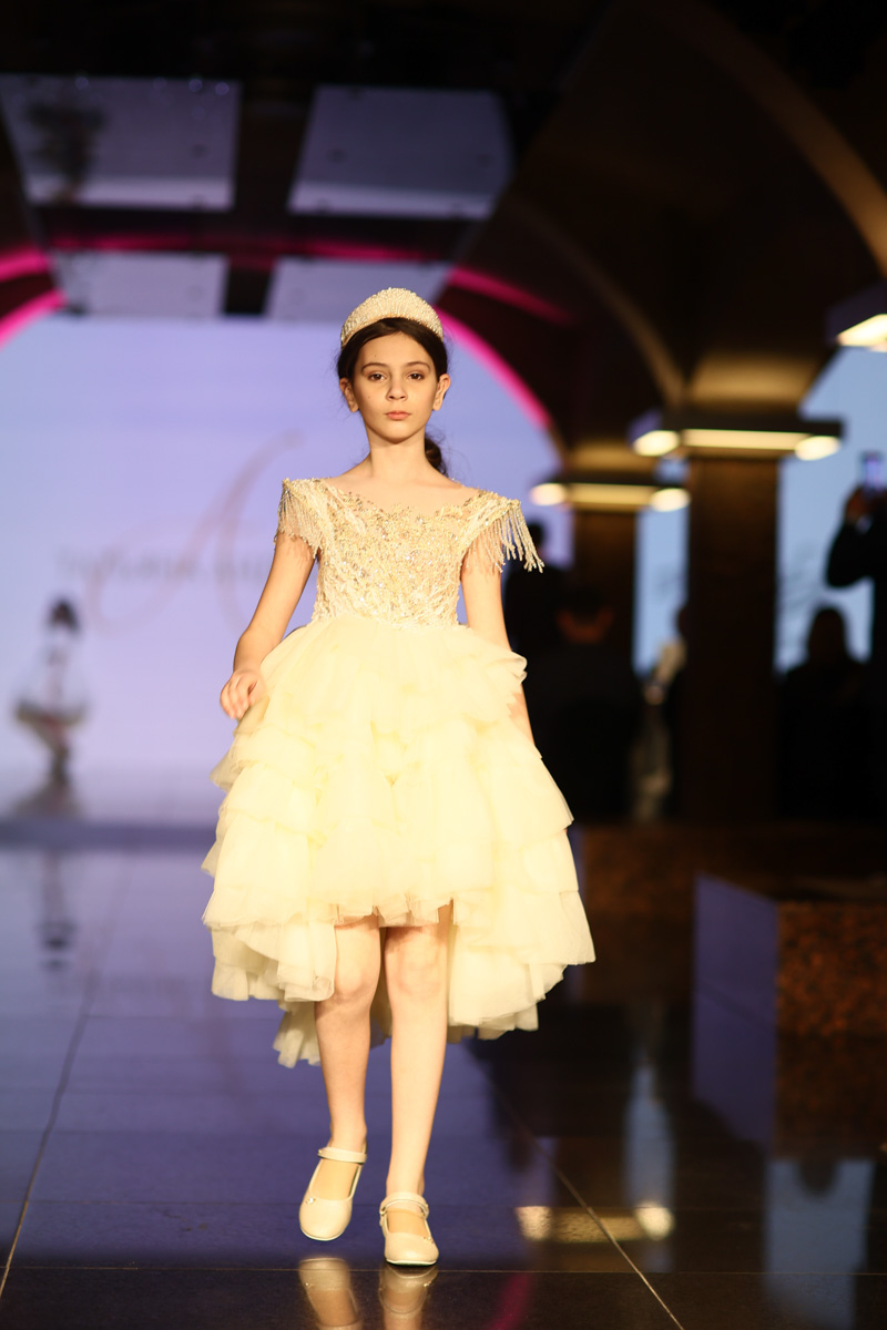 Начинающий дизайнер Татьяна Андреева из Красной Горбатки заняла первое место в номинации «Лучший детский кутюрье» на конкурсе высокой моды «Кутюр по-русски». Она создала пять уникальных образов, посвященных последней царской семье.