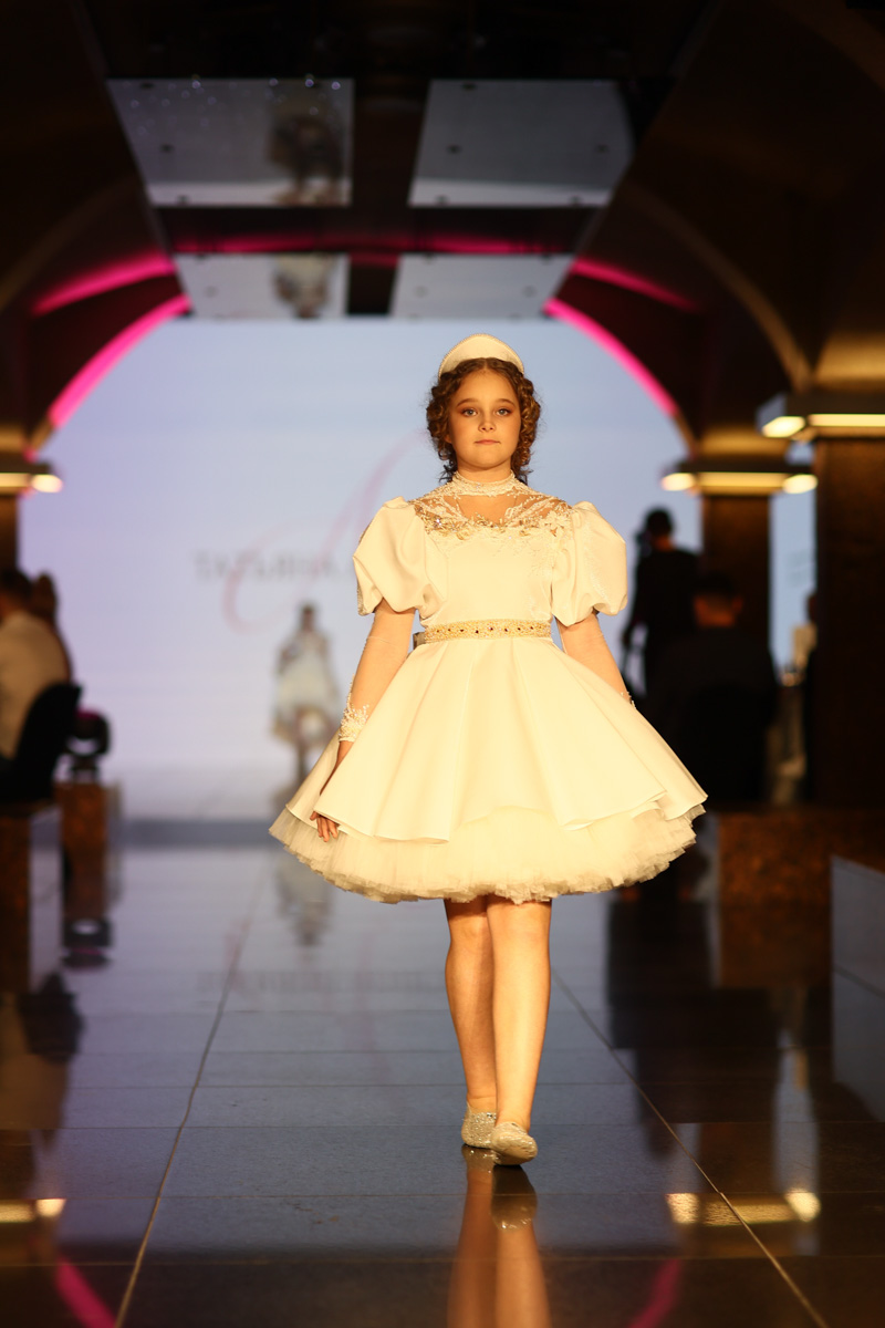 Начинающий дизайнер Татьяна Андреева из Красной Горбатки заняла первое место в номинации «Лучший детский кутюрье» на конкурсе высокой моды «Кутюр по-русски». Она создала пять уникальных образов, посвященных последней царской семье.