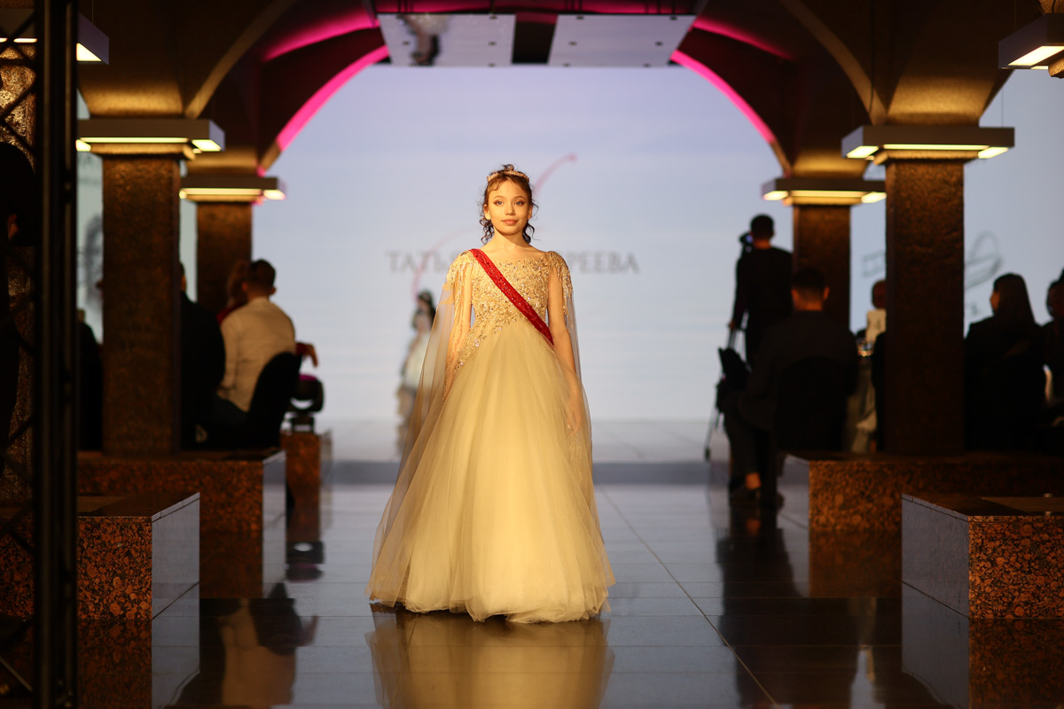 Начинающий дизайнер Татьяна Андреева из Красной Горбатки заняла первое место в номинации «Лучший детский кутюрье» на конкурсе высокой моды «Кутюр по-русски». Она создала пять уникальных образов, посвященных последней царской семье.