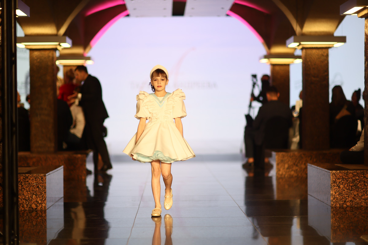 Начинающий дизайнер Татьяна Андреева из Красной Горбатки заняла первое место в номинации «Лучший детский кутюрье» на конкурсе высокой моды «Кутюр по-русски». Она создала пять уникальных образов, посвященных последней царской семье.