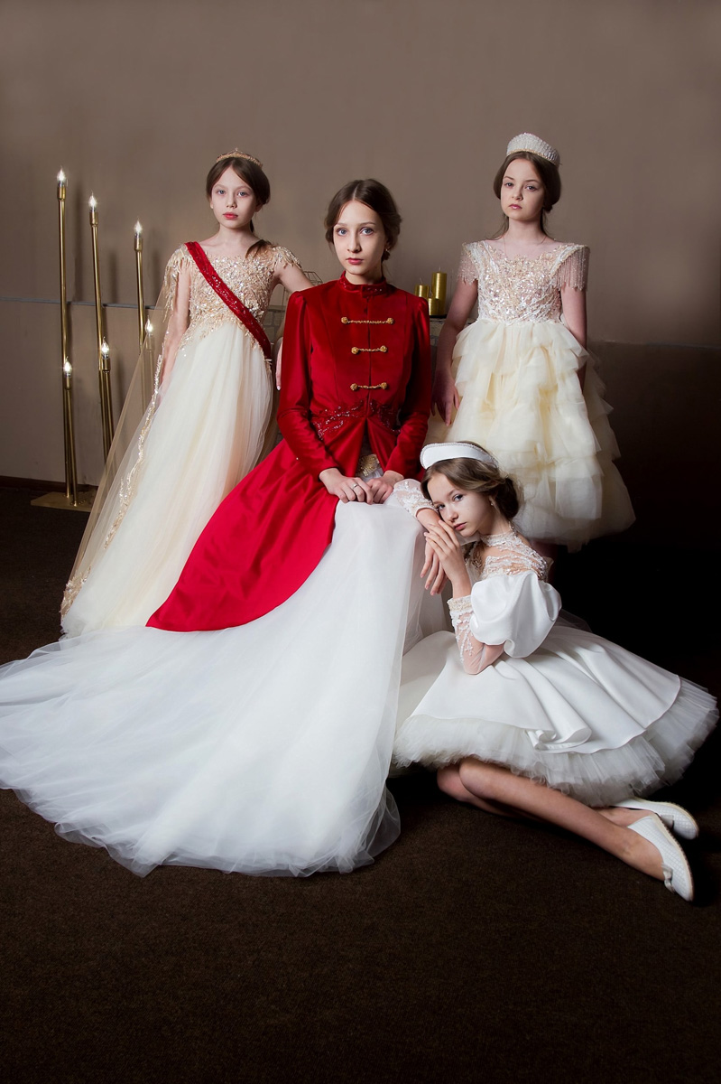 Начинающий дизайнер Татьяна Андреева из Красной Горбатки заняла первое место в номинации «Лучший детский кутюрье» на конкурсе высокой моды «Кутюр по-русски». Она создала пять уникальных образов, посвященных последней царской семье.