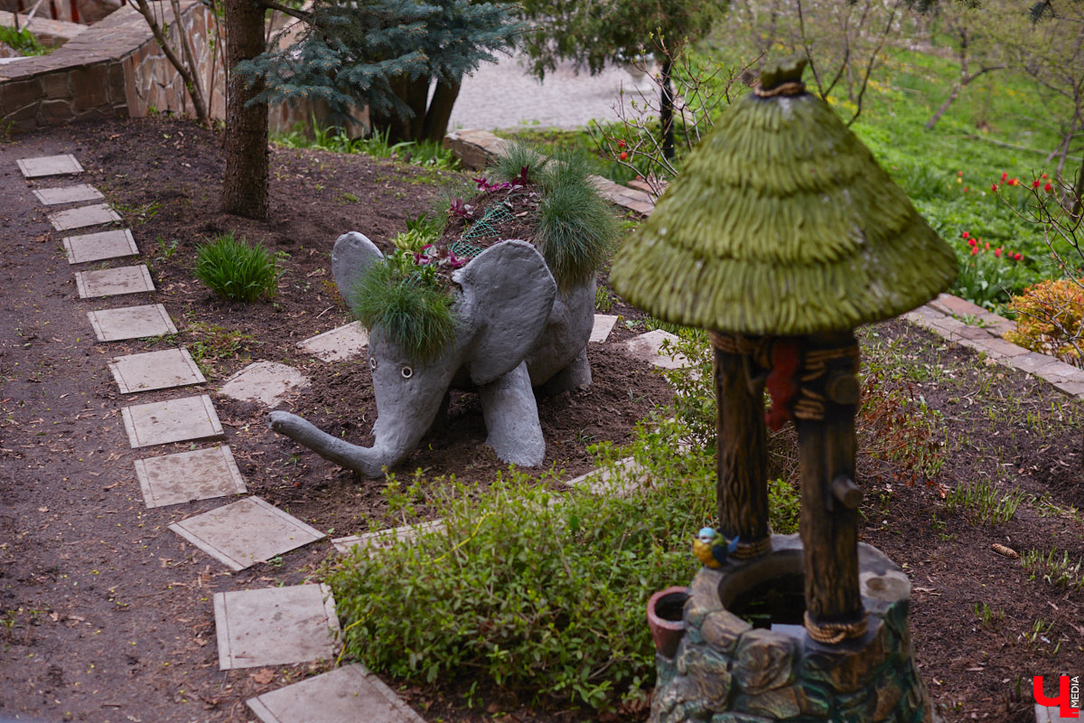 В этом году Патриарший сад отмечает свой юбилей. В мае цветущему оазису исполняется 75 лет. Сегодня уникальное место в самом центре Владимира ежедневно принимает десятки гостей. Специально для «Ключ-Медиа» экскурсию по его территории провела сотрудница, которая знает тут каждое дерево и каждый цветок.
