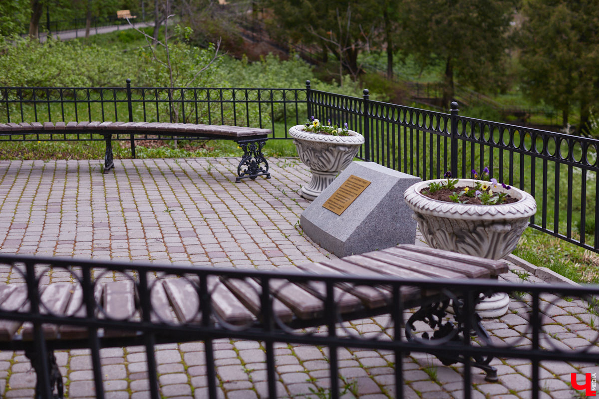 В этом году Патриарший сад отмечает свой юбилей. В мае цветущему оазису исполняется 75 лет. Сегодня уникальное место в самом центре Владимира ежедневно принимает десятки гостей. Специально для «Ключ-Медиа» экскурсию по его территории провела сотрудница, которая знает тут каждое дерево и каждый цветок.